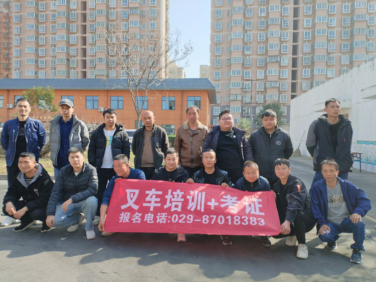 2025年部分叉车培训学员留影