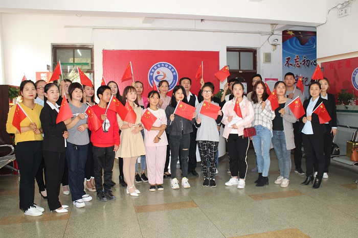 喜迎祖国70华诞，杨凌新东方学校师生代表合唱“我和我的祖国”用歌声表达对祖国的祝福